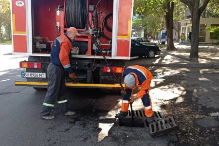 С начала осени в Одессе отремонтировали 45 дождеприемных колодцев (фото)
