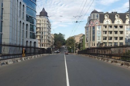 На Греческой коммунальщики обновляют дорожную разметку и обустраивают новые пешеходные переходы (фото)
