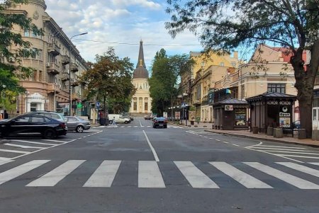 На Греческой коммунальщики обновляют дорожную разметку и обустраивают новые пешеходные переходы (фото)