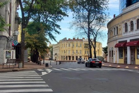 На Греческой коммунальщики обновляют дорожную разметку и обустраивают новые пешеходные переходы (фото)