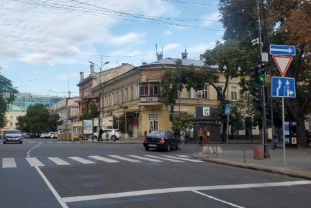 На Греческой коммунальщики обновляют дорожную разметку и обустраивают новые пешеходные переходы (фото)
