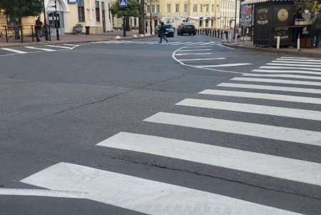 На Греческой коммунальщики обновляют дорожную разметку и обустраивают новые пешеходные переходы (фото)