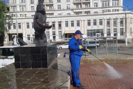 В Приморском районе коммунальщики помыли памятники и убрали территории бюветов (фото)