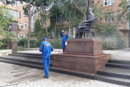 В Приморском районе коммунальщики помыли памятники и убрали территории бюветов (фото)