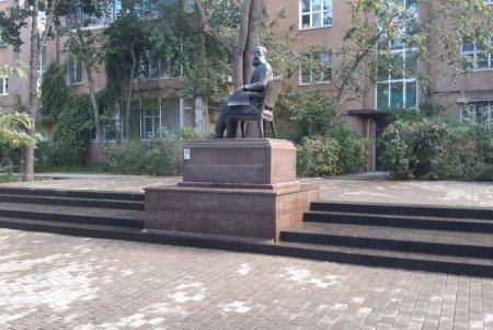 В Приморском районе коммунальщики помыли памятники и убрали территории бюветов (фото)