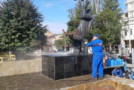 В Приморском районе коммунальщики помыли памятники и убрали территории бюветов (фото)