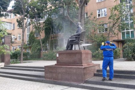 В Приморском районе коммунальщики помыли памятники и убрали территории бюветов (фото)