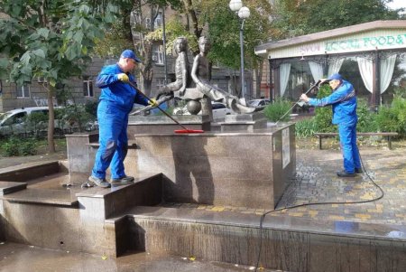 В Приморском районе коммунальщики помыли памятники и убрали территории бюветов (фото)