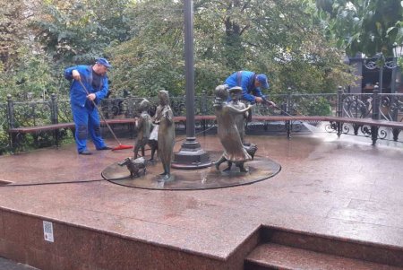 В Приморском районе коммунальщики помыли памятники и убрали территории бюветов (фото)