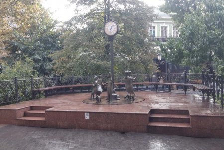 В Приморском районе коммунальщики помыли памятники и убрали территории бюветов (фото)