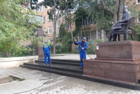 В Приморском районе коммунальщики помыли памятники и убрали территории бюветов (фото)