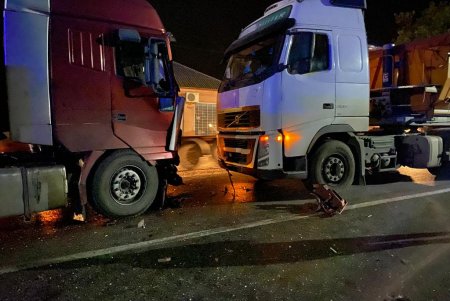 В селе под Одессой столкнулись два грузовых автомобиля и маршрутка с людьми: есть пострадавшие (фото)