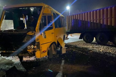 В селе под Одессой столкнулись два грузовых автомобиля и маршрутка с людьми: есть пострадавшие (фото)
