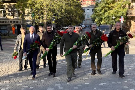 Руководство города и области по случаю Дня защитников Украины возложили цветы к памятнику Тарасу Шевченко (фото)