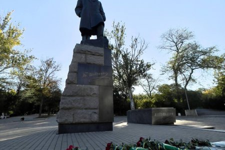 Руководство города и области по случаю Дня защитников Украины возложили цветы к памятнику Тарасу Шевченко (фото)