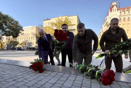Руководство города и области по случаю Дня защитников Украины возложили цветы к памятнику Тарасу Шевченко (фото)