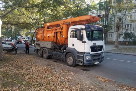 В пятницу в городе ремонтируют смотровые колодцы, прочищают дождеприемники и канавы (фото)