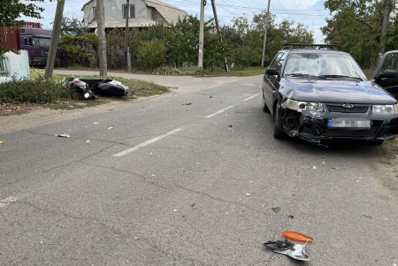 В Раздельной на перекрестке столкнулись автомобиль с мопедом: у одного из водителей сломана нога (фото)