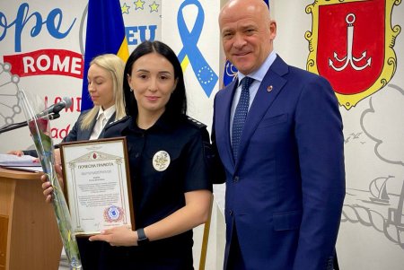 Мер Одессы вручил защитникам и защитницам Украины почетные награды (фото)