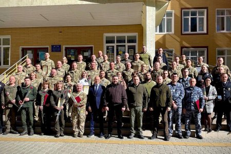 Мер Одессы вручил защитникам и защитницам Украины почетные награды (фото)