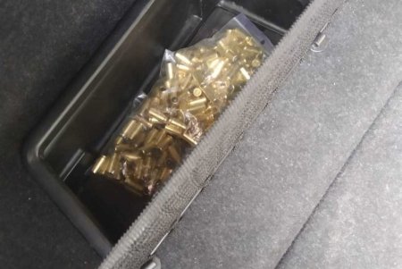 Одесские таможенники изъяли из двух авто оружие и боеприпасы, которые пытались незаконно перевезти в Молдову (фото)