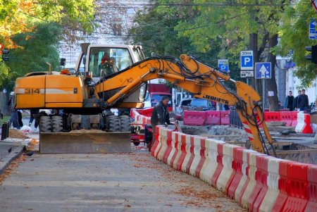Из-за ремонтных работ перекресток Троицкой и Александровского проспекта временно закрыт для транспорта (фоторепортаж) 