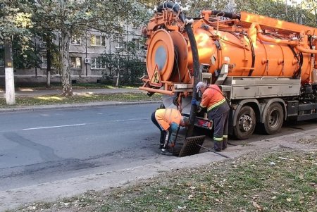 Коммунальщики выполняют работы на пяти локациях: ремонтируют смотровые колодцы и очищают дождеприемники