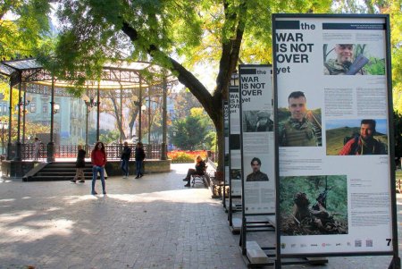 В Городском саду открылась фотовыставка The War Is Not Over Yet (фоторепортаж)