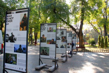 В Городском саду открылась фотовыставка The War Is Not Over Yet (фоторепортаж)