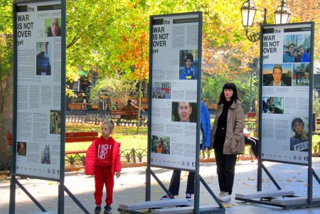 В Городском саду открылась фотовыставка The War Is Not Over Yet (фоторепортаж)