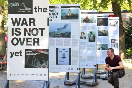 В Городском саду открылась фотовыставка The War Is Not Over Yet (фоторепортаж)