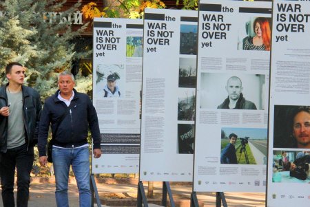 В Городском саду открылась фотовыставка The War Is Not Over Yet (фоторепортаж)