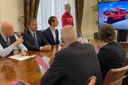 Шесть тонн медикаментов, внедорожник и лодка для нужд города: Франция продолжает помогать Одессе (фото, видео)
