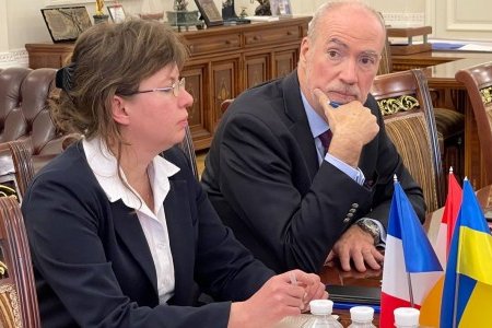 Шесть тонн медикаментов, внедорожник и лодка для нужд города: Франция продолжает помогать Одессе (фото, видео)