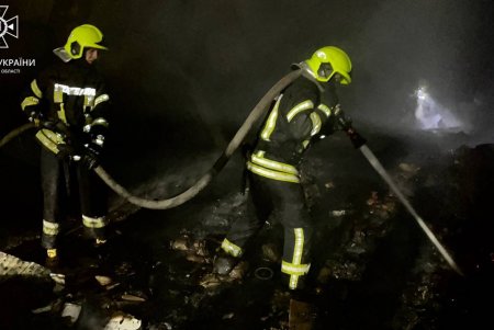 В пгт Авангард горел ангар: пожар ликвидировали менее чем за час (фото, видео)