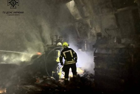 В пгт Авангард горел ангар: пожар ликвидировали менее чем за час (фото, видео)