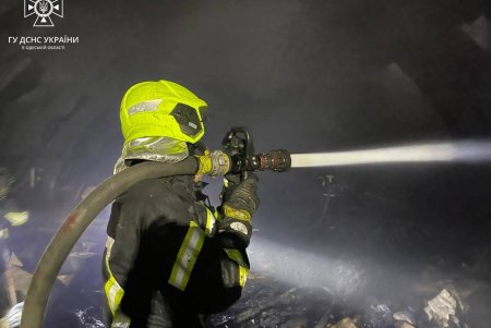 В пгт Авангард горел ангар: пожар ликвидировали менее чем за час (фото, видео)