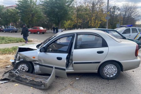 В Любашевке «ВАЗ» столкнулся с припаркованной легковушкой: травмы получили водители и пассажир (фото)