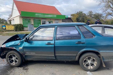 В Любашевке «ВАЗ» столкнулся с припаркованной легковушкой: травмы получили водители и пассажир (фото)
