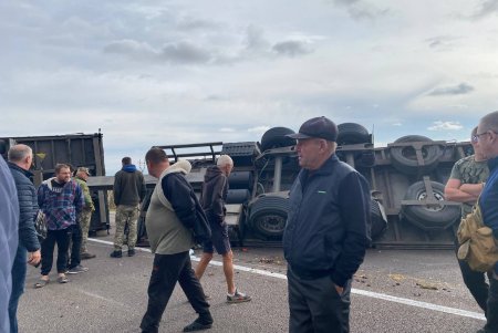 В Одесской области на трассе перевернулась фура, есть пострадавшие: движение в обе стороны заблокировано (фото) (обновлено)