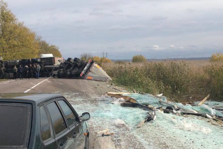 В Одесской области на трассе перевернулась фура, есть пострадавшие: движение в обе стороны заблокировано (фото) (обновлено)