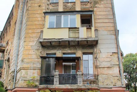 Старые дома, граффити и архитектурные сокровища улицы Кузнечной: воскресная прогулка по старой Одессе (фоторепортаж)