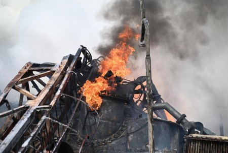 Спасатели ликвидируют последствия ракетных обстрелов объектов критической инфраструктуры в разных областях страны (фоторепортаж)