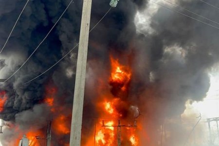 Спасатели ликвидируют последствия ракетных обстрелов объектов критической инфраструктуры в разных областях страны (фоторепортаж)