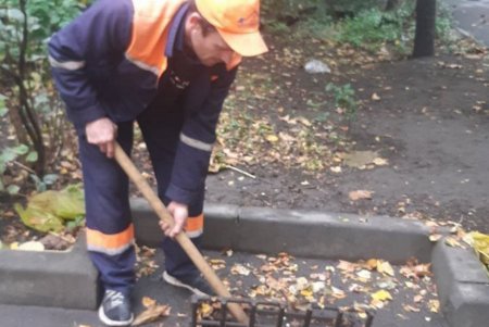 Коммунальщики очищают дождеприемники в Киевском районе (фото) 