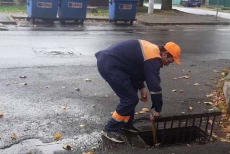 Коммунальщики очищают дождеприемники в Киевском районе (фото) 
