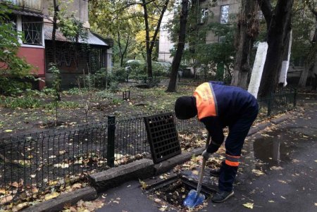 Коммунальщики очищают дождеприемники в Киевском районе (фото) 