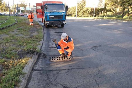 Специалисты прочищают дождеприемники на ряду локаций: автомобилистов просят не парковаться вблизи (фото)