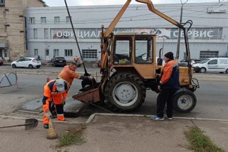 Сегодня сотрудники КП «Городские дороги» прочищают водостоки на пяти локациях города (фото)