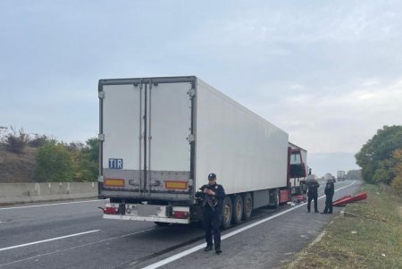 Спасатели деблокировали зажатого в грузовом автомобиле водителя (обновлено, добавлены фото)